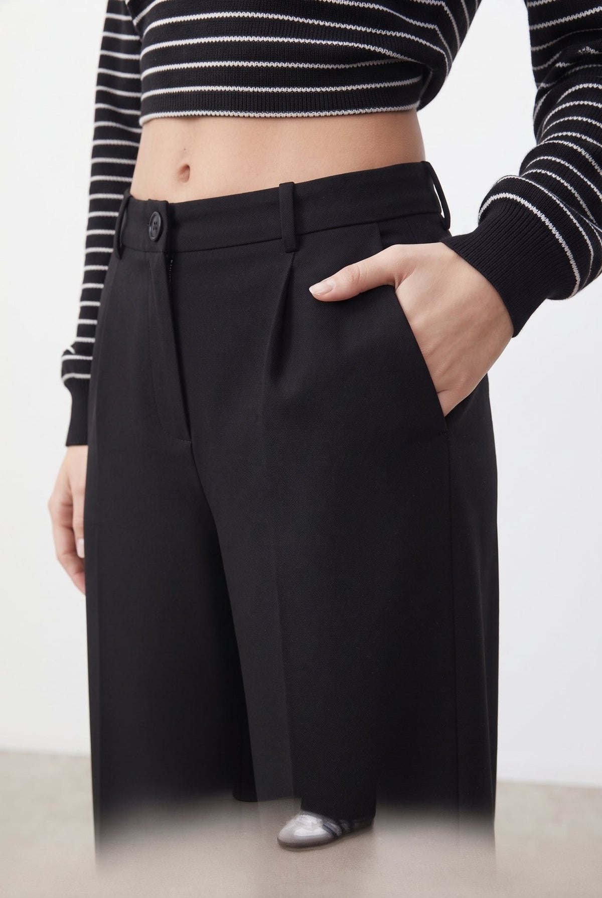 Siyah Pilili Wide Leg/Geniş Paça Dokuma Pantolon - LUMINOIRE